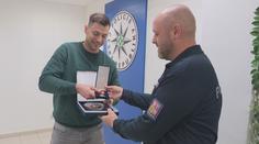 Běžec zachránil policisty, kteří se zřítili do Vltavy. Převzal ocenění