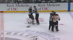Gólmani v NHL se málem porvali. Bitce nakonec zabránili sudí