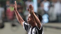 Ronaldinho dal překrásný gól. Ze soupeřů udělal malé kluky