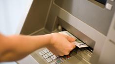 Muž našel v pardubickém bankomatu peníze. Poctivě je předal strážníkům