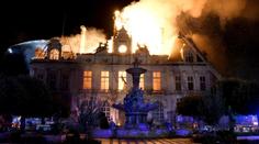 Historická radnice ve Francii shořela. Budovu zapálili demonstranti