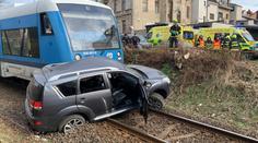 Vlak v Jablonci srazil auto. Čtyři lidé jsou zranění, řidiče vyprostili