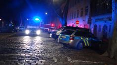 Z bytu plného kouře zachránili muže. Policisté mají podezření na varnu drog