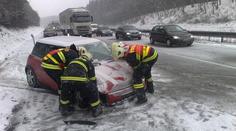 Sníh na silnicích: Krize na Plzeňsku, hromadné nehody, jeden mrtvý