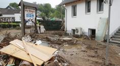 Eiffelovku zasáhl blesk, z Německa hlásí oběti, bouřky udeřily i v Česku!