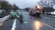 Na Svitavsku se srazila 4 auta. Náklad se rozsypal po silnici