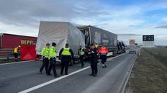Tragická nehoda ochromila D8. Při srážce dodávky a kamionu zemřel jeden člověk