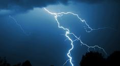 Nad Českem vznikla první bouře letošního roku. Přinesla s sebou sněžení