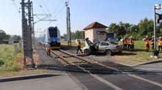 VIDEO: Muž ujížděl policii, na přejezdu ho smetl vlak