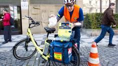 Pražští záchranáři budou jezdit na elektrokolech. Mají na nich i defibrilátory. GALERIE