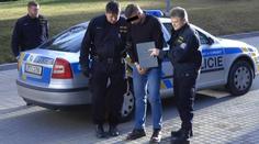 Sériový lupič přepadl čtyři pošty na Plzeňsku. Dopadla ho policie