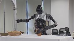 Skoro jako lidé. Roboti v Číně umí uklidit pokoj a připravit snídani