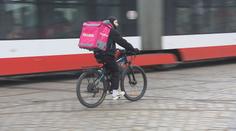 Vláda chystá změnu v zákoníku práce. Dotkne se kurýrů a taxikářů