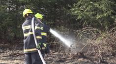 Hasiči varují před pálením trávy a listí. Sucho už letos způsobilo stovky požárů