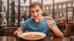 Ceny potravin klesají, restaurace zdražují. Češi si stále musejí odpírat