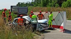 Tragická nehoda u Znojma: Po srážce kamionu s autem zemřeli dva lidé