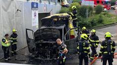 U žižkovského vysílače shořela sanitka. Záchranáři zrovna ošetřovali pacienta