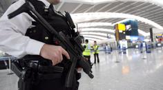 U nás ho napadli neonacisti, v Británii je ctěným policistou