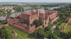 Největší cihlový hrad najdete v Polsku. Malbork sloužil po staletí křižákům