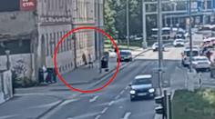 Muži uchránili ženu před znásilněním. Útočník ji osahával a natlačil na dveře