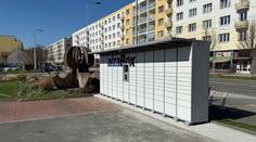 AlzaBox postavili hned vedle sochy. To se nepovedlo, přiznává společnost