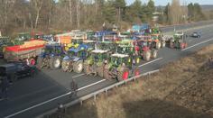 Velké protesty ve Francii: Farmáři zablokovali těžkými stroji okolí Paříže