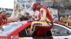 NASCAR má po 58 letech vítěze tmavé pleti. Před rokem mu hrozili šibenicí