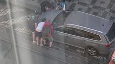 VIDEO: Žena špatně zaparkovala a zablokovala dopravu. Přiskočili muži a auto poponesli