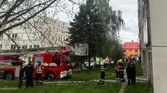 Náročná evakuace v hustém dýmu. S požárem bytovky bojovali hasiči v Děčíně