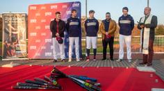 Softballisté jedou na MS s pomocí shůry. Kněz požehnal jim i jejich pálkám