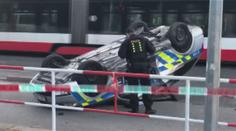 Policejní auto po nehodě skončilo na střeše. Záchranáři ošetřili tři zraněné