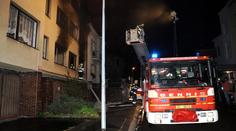 Z hořícího bytu evakuovali sedm lidí. Byly mezi nimi tři děti