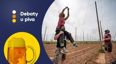 Výčepní vyrazili na chmel. Využili tak čas, kdy nemohli čepovat pivo