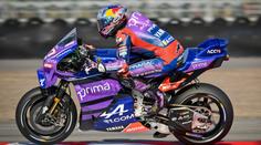 Jezdec MotoGP ukázal, jaký je drsňák. Nahodil si rameno a na motorce pokračoval