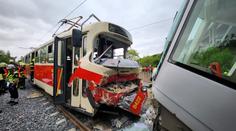 V Praze se srazily tramvaje. Řidiče museli vyprostit, zranění jsou tři lidé