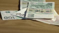 Čechům docházejí úspory. Každá desátá domácnost žije bez rezervy
