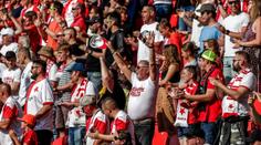 Fanoušci čekali od noci, na permice ale nedosáhli. Slavia udělala velké gesto