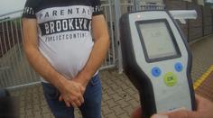 Řidič kličkoval městem. Před jízdou jsem vypil lahev rumu, přiznal policistům