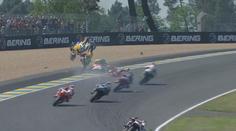 Hrozivé záběry z Moto2. Vzduchem létali motorky i jezdci. Všichni jsou v pořádku
