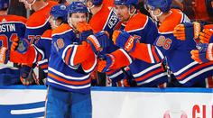 Když to nejde hokejkou, jde to hlavou. Útočník Oilers dal hodně kuriózní gól