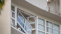 Vrtulník narazil do střechy hotelu. Stovky hostů museli evakuovat, pilot na místě zemřel