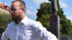 Praha 6 zakryla maršála Koněva kvůli vandalům. Jeden plachtu strhl
