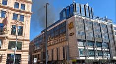 V centru Prahy zasahovalo 16 jednotek hasičů. Vzplála střecha domu