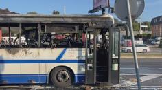 VIDEO: Autobus v Praze skončil v plamenech. Zbyla jen ohořelá karosérie