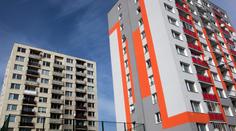 Chlapec spadl z 10. patra, u paneláku ho našli sousedé. V nemocnici zemřel
