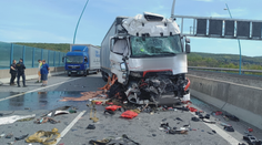 Na Pražském okruhu se srazily dva kamiony. Nehoda zablokovala dopravu