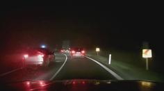 Řidič předjížděl v husté mlze i přes plnou čáru. Policejní hlídku neviděl