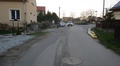 Motorkář srazil před domem dítě a ujel. Policie ho vypátrala