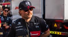 Pilot F1 se svlékl a vydělal miliony. Nafotil se i nahý v lese