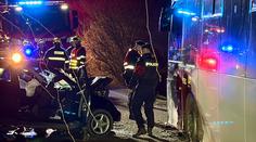 Srážka autobusu s autem na Kolínsku: Jeden člověk zemřel, dva jsou zranění